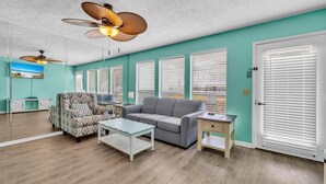 Condo, 1 Katil Ratu (Queen) dengan Katil Sofa (Southwind C-3) | Ruang tamu