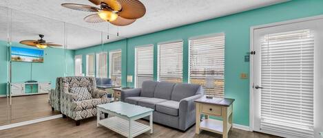 Appart'hôtel, 1 grand lit et 1 canapé-lit (Southwind C-3) | Coin séjour | Télévision