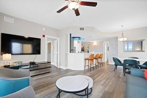 Apartment, Mehrere Betten (Calypso 3-1601 - Corine's Corner) | Wohnbereich | Fernseher