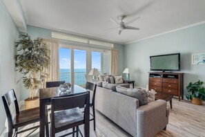 Lägenhet - 1 kingsize-säng med bäddsoffa (Laketown Wharf 2018) | Vardagsrum | Tv