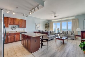 Condo, 1 cama Queen size y sofá cama (Laketown Wharf 2018) | Área de sala de estar | Televisión 