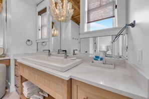 Maison, plusieurs lits (Sandpiper in Watercolor) | Salle de bain