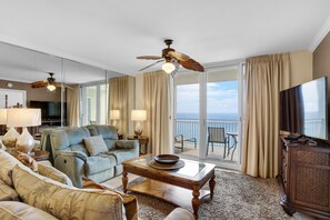 คอนโด, หลายเตียง (Emerald Beach 930) | บริเวณนั่งเล่น | ทีวี