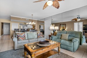 คอนโด, หลายเตียง (Emerald Beach 930) | บริเวณนั่งเล่น | ทีวี
