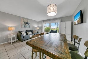 公寓客房, 1 張特大雙人床和 1 張沙發床 (The Summit 126) | 用餐區