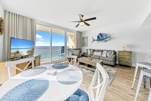 Appartement, 1 kingsize bed met slaapbank (Majestic Beach Towers 1-2015) | Woonruimte | Televisie