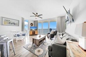Condo, 1 cama King size y sofá cama (Majestic Beach Towers 1-2015) | Área de sala de estar | Televisión 