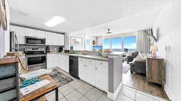 Appart'hôtel, 1 très grand lit et 1 canapé-lit (Majestic Beach Towers 1-2015) | Cuisine privée | Four, grille-pain