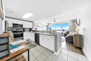 Appartement, 1 kingsize bed met slaapbank (Majestic Beach Towers 1-2015) | Privékeuken | Een oven, een broodrooster