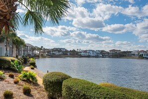 公寓客房, 1 張特大雙人床和 1 張沙發床 (Destiny Beach Villas #11B- Beach Oasi) | 住宿一隅