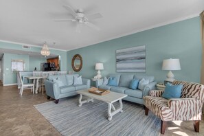 Leilighet, flere senger (Sterling Shores 607) | Oppholdsområde | TV