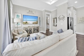 Huis, Meerdere bedden (Town of Prominence 67C - Pour Beach L) | Woonruimte | Televisie