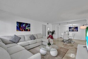 Tv och ett bordtennisbord