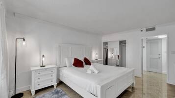 2 habitaciones, tabla de planchar con plancha y cuna de viaje