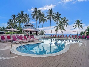 Pool - Cozy Ocean View Condo with beach service 1015 (Miami Beach)