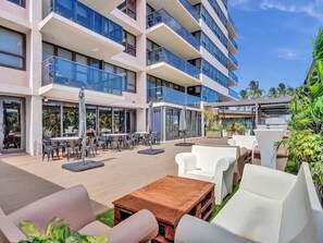 Outdoor dining - Cozy Ocean View Condo with beach service 1015 (Miami Beach)