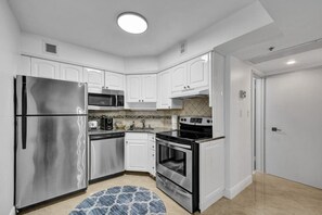 Een koelkast, een microgolfoven, een oven, een kookplaat