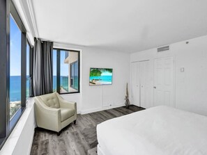 1 habitación, tabla de planchar con plancha y cuna de viaje