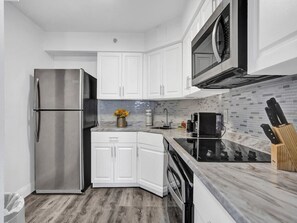 Køleskab, mikrobølgeovn, ovn, kogeplade