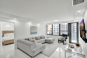 Smart TV - Amazing Ocean View Condo / Beach Service / 1111 (Miami Beach)