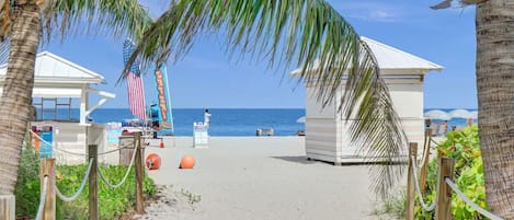 På stranden