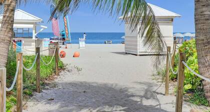 Spacious Ocean View Condo / Beach Service / 803
