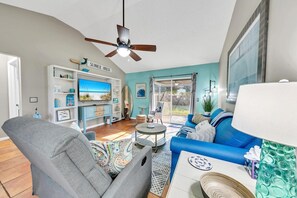 ハウス ベッド (複数台) (Manatee Summer House) | リビング エリア | テレビ