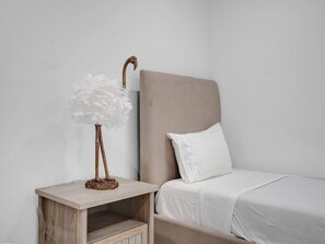 3 habitaciones, tabla de planchar con plancha y cuna de viaje 