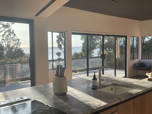 Spacious hideaway with stunning harbour views