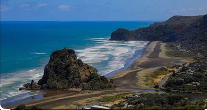 Spacious hideaway with stunning harbour views