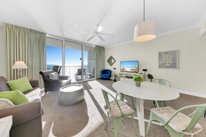 Apartment, 1 Queen-Bett und Schlafsofa (Palazzo 404) | Wohnbereich | Fernseher