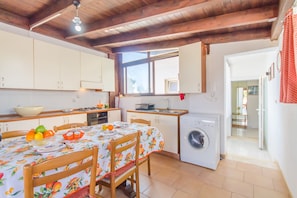 Refrigerador, horno, parrilla de estufa y cafetera y tetera 