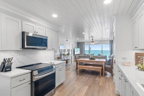 公寓客房, 1 張特大雙人床和 1 張沙發床 (Beach House 502D) | 私人廚房 | 烤箱、烤麵包機
