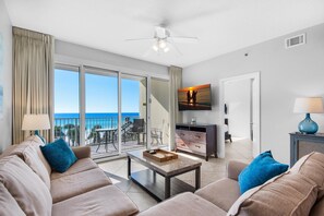 公寓客房, 多張床 (Leeward Key 405) | 起居區 | 電視