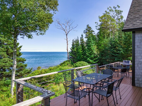 Outdoor dining - Chimerique on the Water in Maine (Saint George)