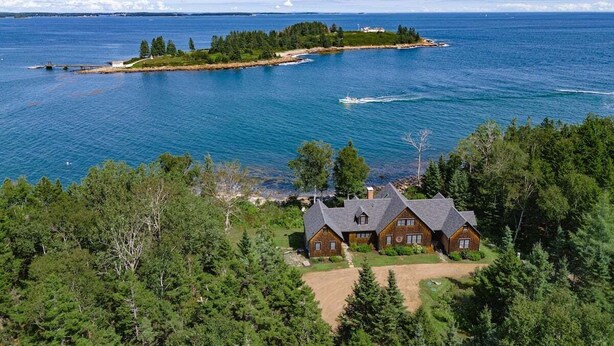 A coastal house with a dock, surrounded by dense forest and a view of the sea. - Chimerique on the Water in Maine (Saint George)