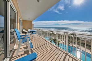 Apartamento, varias camas (Sterling Beach #406) | Restaurante al aire libre
