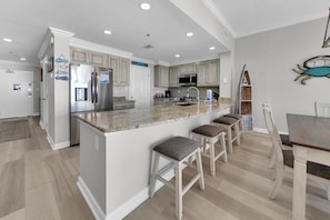 Condo, várias camas (Sterling Beach #1206) | Cozinha privada | Fogão, torradeira