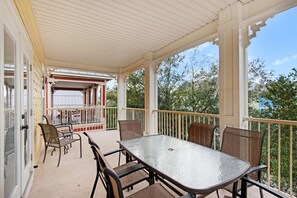 單棟房屋, 多張床 (Here Comes the Sun) | 室外用餐