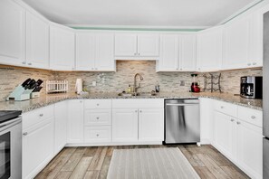 Private kitchen - All Decked Out on PCB (Panama City Beach)