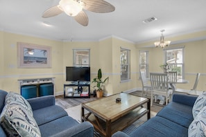 Ferienhaus, Mehrere Betten (Aloha Cottage) | Wohnbereich | Fernseher