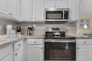 Maison, plusieurs lits (Aloha Cottage) | Cuisine privée | Four, grille-pain