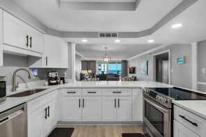 Apartment, Mehrere Betten (Shoreline Towers 2023) | Eigene Küche | Ofen, Toaster