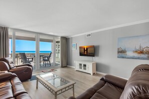 Apartment, Mehrere Betten (Shoreline Towers 2023) | Wohnbereich | Fernseher