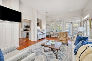 Smart TV, DVD player - Ebb Tide Cottage, Steps from the Beach & Community Pool (Saint Simons Island)