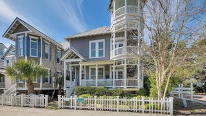 A two-story house with a balcony and a wrap-around porch. - Ebb Tide, Steps from the Beach & Community Pool (Saint Simons Island)