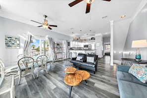 Stadtwohnung, Mehrere Betten (The Palms A6) | Wohnbereich | Fernseher