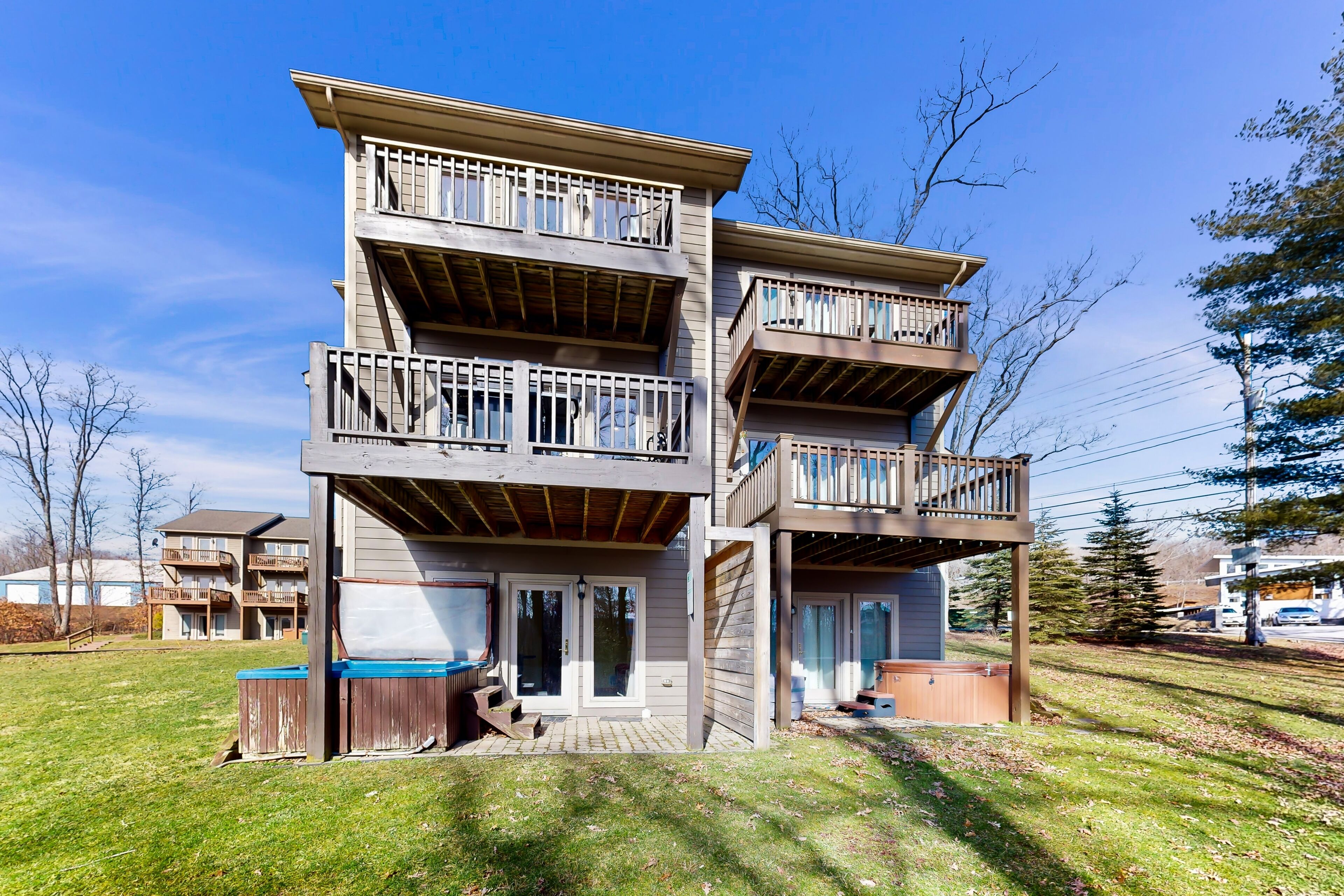 All-season townhome with deck, hot tub, & fireplace - walking distance of slopes