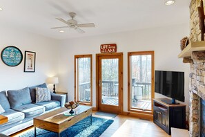 Televisión, chimenea, futbolito