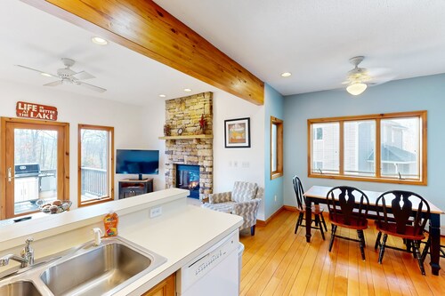 All-season townhome with deck, hot tub, & fireplace - walking distance of slopes